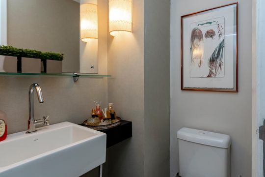 Compra apartamento em Campo Belo com varanda, 3 quartos, ótima localização. — Lavabo