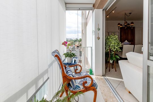 Compra apartamento em Campo Belo com varanda, 3 quartos, ótima localização. — Varanda