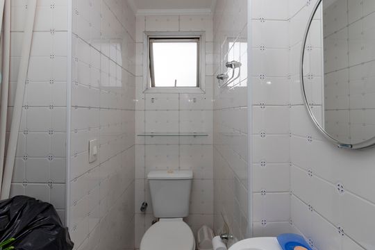 Compra apartamento em Campo Belo com varanda, 3 quartos, ótima localização. — Banheiro de Serviço