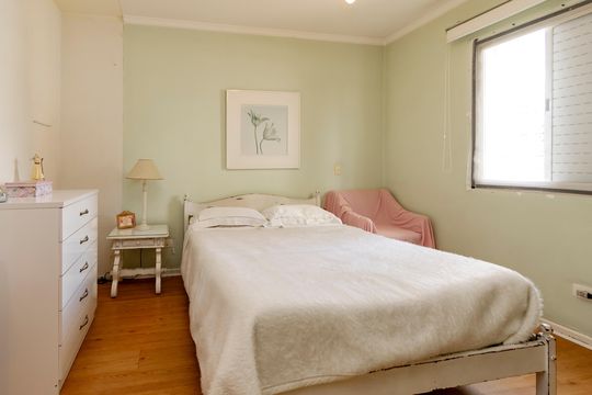 Compra apartamento em Campo Belo com varanda, 3 quartos, ótima localização. — Suíte