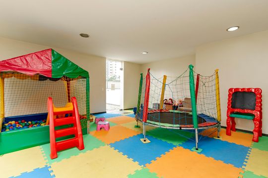 Compra apartamento em Campo Belo com varanda, 3 quartos, ótima localização. — Área Comum - Brinquedoteca