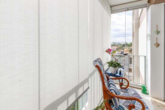 Compra apartamento em Campo Belo com varanda, 3 quartos, ótima localização. — Varanda