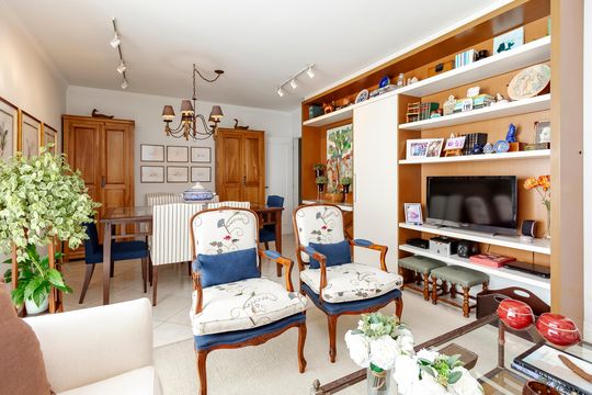 Compra apartamento em Campo Belo com varanda, 3 quartos, ótima localização. — Sala
