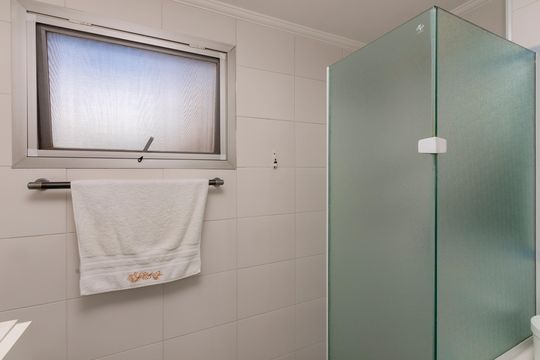 Compra apartamento em Campo Belo com varanda, 3 quartos, ótima localização. — Banheiro da Suíte