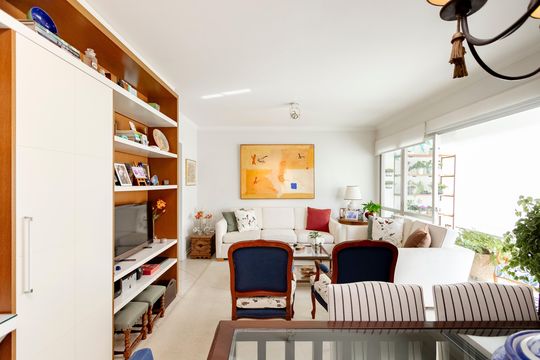 Compra apartamento em Campo Belo com varanda, 3 quartos, ótima localização. — Sala