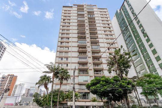 Compra apartamento em Campo Belo com varanda, 3 quartos, ótima localização. — Fachada