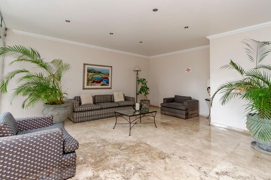 Compra apartamento em Campo Belo com varanda, 3 quartos, ótima localização. — Hall de Entrada