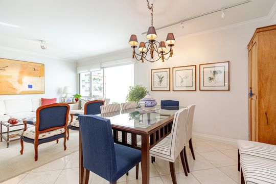 Compra apartamento em Campo Belo com varanda, 3 quartos, ótima localização. — Sala