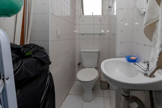 Compra apartamento em Campo Belo com varanda, 3 quartos, ótima localização. — Banheiro de Serviço