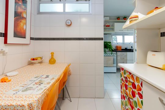 Compra apartamento em Campo Belo com varanda, 3 quartos, ótima localização. — Copa