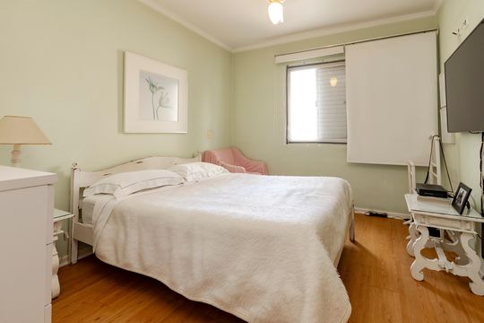 Compra apartamento em Campo Belo com varanda, 3 quartos, ótima localização. — Suíte