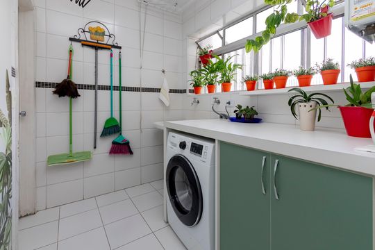Compra apartamento em Campo Belo com varanda, 3 quartos, ótima localização. — Área de Serviço