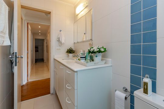 Compra apartamento em Campo Belo com varanda, 3 quartos, ótima localização. — Banheiro