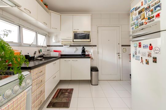 Compra apartamento em Campo Belo com varanda, 3 quartos, ótima localização. — Cozinha