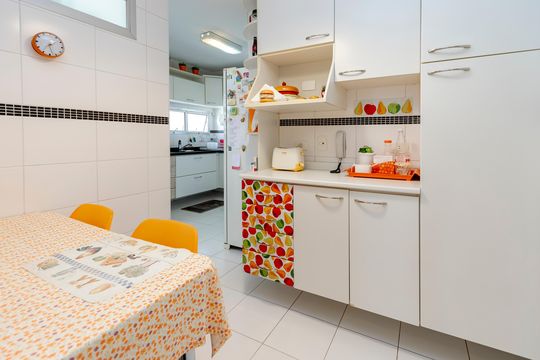 Compra apartamento em Campo Belo com varanda, 3 quartos, ótima localização. — Copa