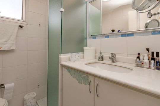 Compra apartamento em Campo Belo com varanda, 3 quartos, ótima localização. — Banheiro da Suíte