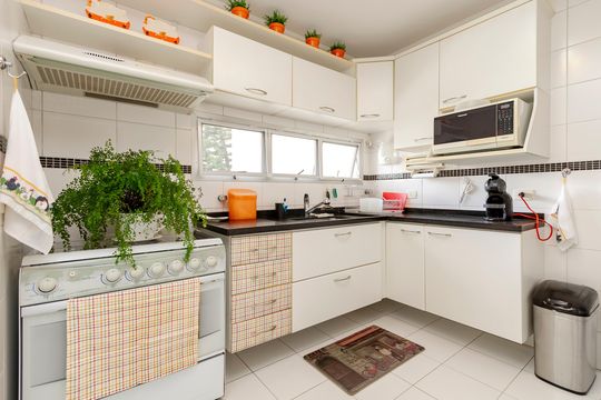 Compra apartamento em Campo Belo com varanda, 3 quartos, ótima localização. — Cozinha