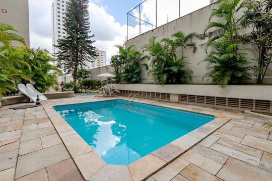 Compra apartamento em Campo Belo com varanda, 3 quartos, ótima localização. — Área Comum - Piscina