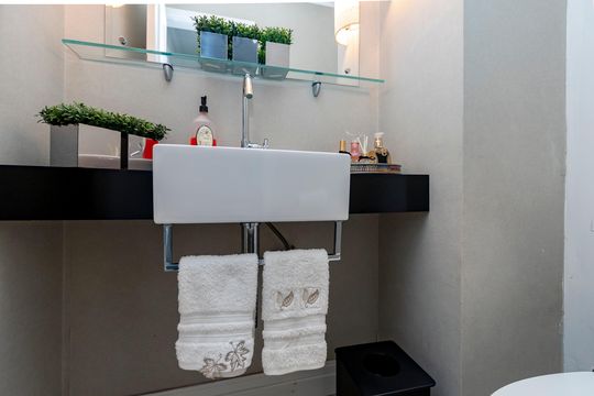 Compra apartamento em Campo Belo com varanda, 3 quartos, ótima localização. — Lavabo