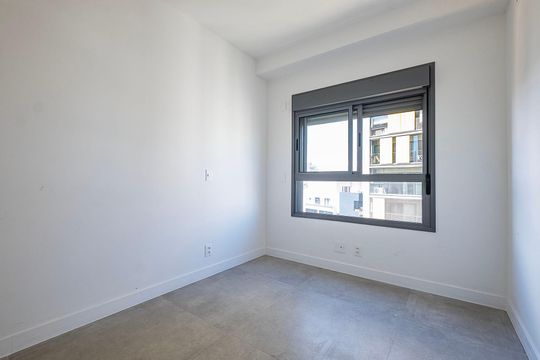 Apartamento com varanda, 3 suítes e piscina no condomínio. Ideal para comprar. — Suíte 2