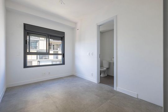 Apartamento com varanda, 3 suítes e piscina no condomínio. Ideal para comprar. — Suíte 2