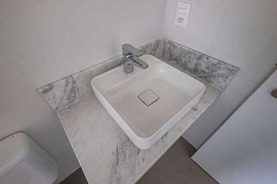 Apartamento com varanda, 3 suítes e piscina no condomínio. Ideal para comprar. — Suíte 2 - Banheiro