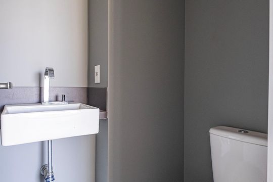 Apartamento com varanda, 3 suítes e piscina no condomínio. Ideal para comprar. — Lavabo