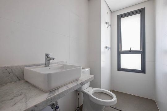 Apartamento com varanda, 3 suítes e piscina no condomínio. Ideal para comprar. — Suíte 3 - Banheiro