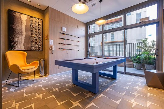 Apartamento com varanda, 3 suítes e piscina no condomínio. Ideal para comprar. —  Área comum - Salão de jogos