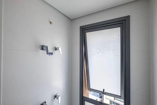 Apartamento com varanda, 3 suítes e piscina no condomínio. Ideal para comprar. — Suíte 3 - Banheiro