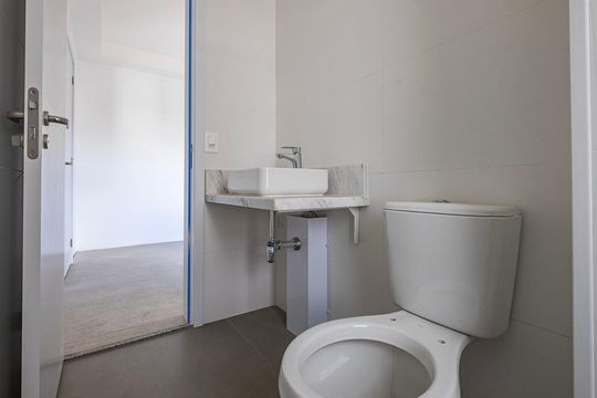 Apartamento com varanda, 3 suítes e piscina no condomínio. Ideal para comprar. — Suíte 3 - Banheiro