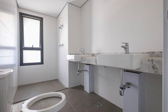 Apartamento com varanda, 3 suítes e piscina no condomínio. Ideal para comprar. — Suíte 1 - Banheiro