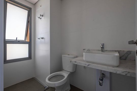 Apartamento com varanda, 3 suítes e piscina no condomínio. Ideal para comprar. — Suíte 2 - Banheiro