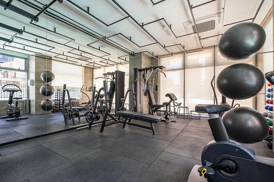 Apartamento com varanda, 3 suítes e piscina no condomínio. Ideal para comprar. — Academia
