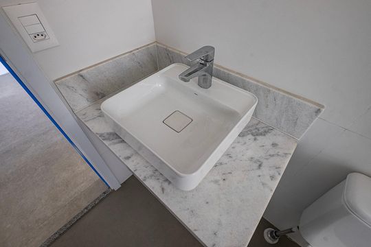 Apartamento com varanda, 3 suítes e piscina no condomínio. Ideal para comprar. — Suíte 3 - Banheiro