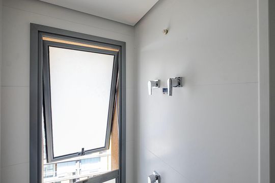 Apartamento com varanda, 3 suítes e piscina no condomínio. Ideal para comprar. — Suíte 2 - Banheiro