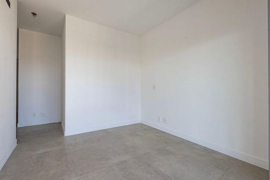 Apartamento com varanda, 3 suítes e piscina no condomínio. Ideal para comprar. — Suíte 1