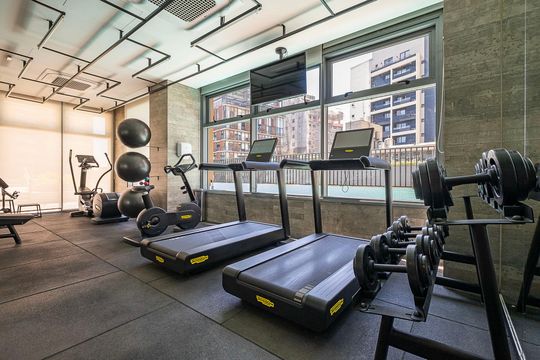 Apartamento com varanda, 3 suítes e piscina no condomínio. Ideal para comprar. — Academia