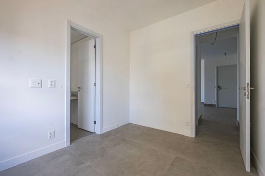 Apartamento com varanda, 3 suítes e piscina no condomínio. Ideal para comprar. — Suíte 2