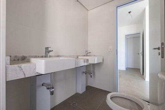 Apartamento com varanda, 3 suítes e piscina no condomínio. Ideal para comprar. — Suíte 1 - Banheiro