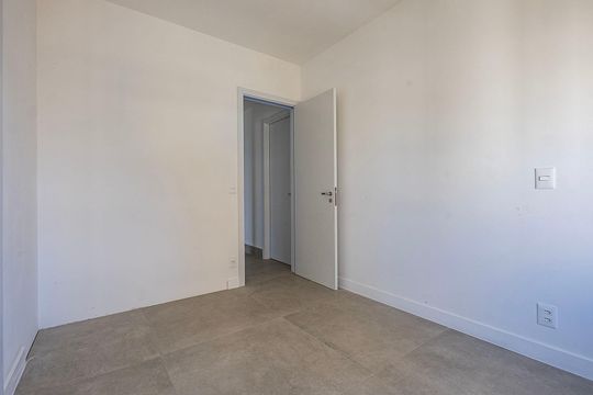 Apartamento com varanda, 3 suítes e piscina no condomínio. Ideal para comprar. — Suíte 2