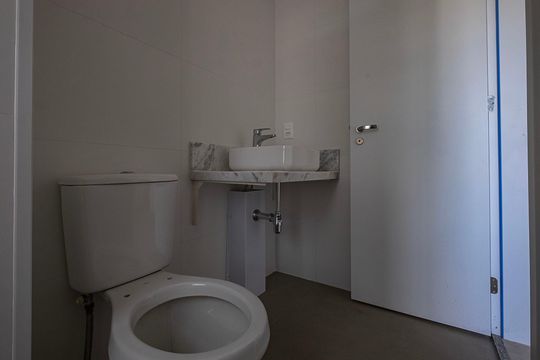Apartamento com varanda, 3 suítes e piscina no condomínio. Ideal para comprar. — Suíte 2 - Banheiro
