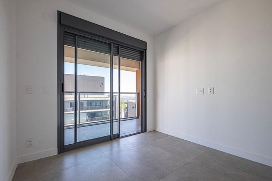 Apartamento com varanda, 3 suítes e piscina no condomínio. Ideal para comprar. — Suíte 1