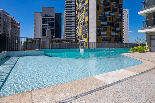 Apartamento com varanda, 3 suítes e piscina no condomínio. Ideal para comprar. — Piscina