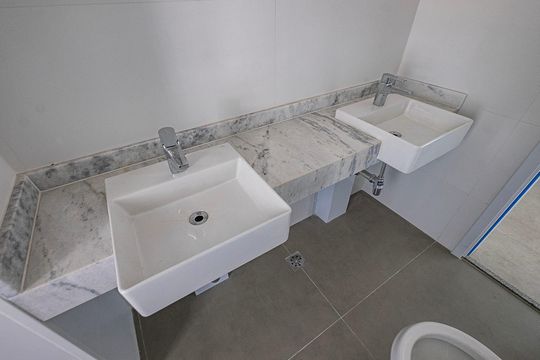 Apartamento com varanda, 3 suítes e piscina no condomínio. Ideal para comprar. — Suíte 1 - Banheiro