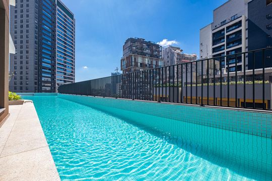 Apartamento com varanda, 3 suítes e piscina no condomínio. Ideal para comprar. — Piscina