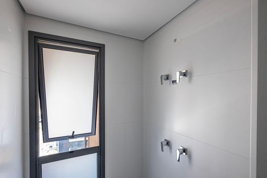 Apartamento com varanda, 3 suítes e piscina no condomínio. Ideal para comprar. — Suíte 1 - Banheiro