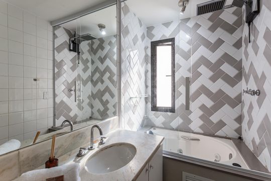 Apartamento à venda, com 188 m², 3 quartos e 2 vagas — Banheiro da Suíte 2