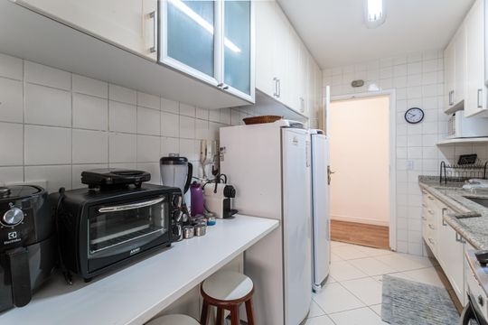 Apartamento à venda, com 188 m², 3 quartos e 2 vagas — Cozinha