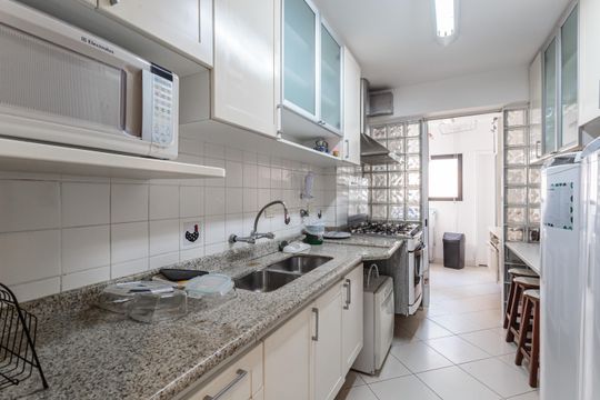 Apartamento à venda, com 188 m², 3 quartos e 2 vagas — Cozinha